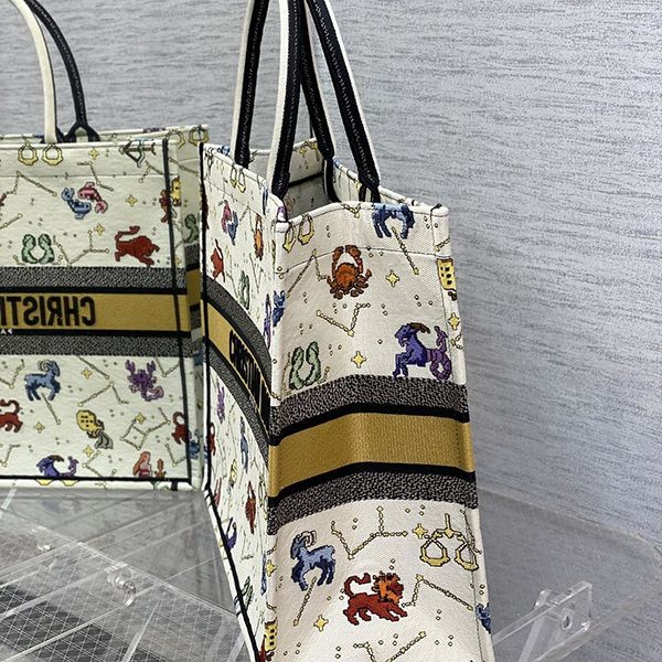 入手困難ディオール BOOK TOTE 偽物 ジャルダン ディヴェール 花柄 刺繍 S M L dew17736