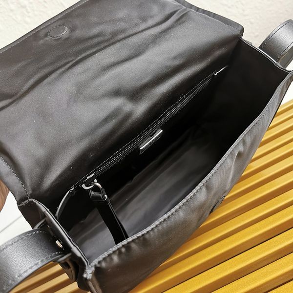 完売必至プラダ パッド入りフラップa2024b 偽物 Re-Nylon ジッパーポケット puk84432