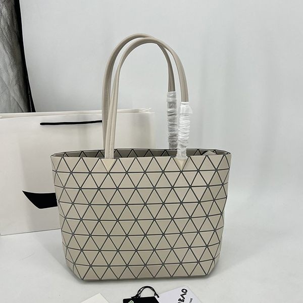 入手困難BAOBAO ISSEY 偽物 MIYAKE カルトン メタリック a2024b bao54459