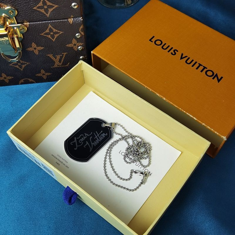 日本未入荷ルイヴィトン ペンダントシグネチャーLV 偽物 ネックレス M00321