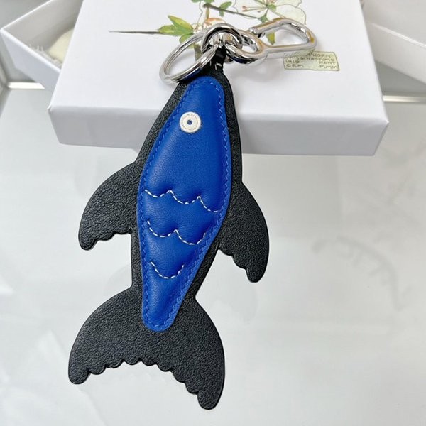 大人気！注目度抜群！ロエベ Fish Charm キーホルダー 偽物 loo78346