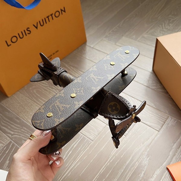 ルイヴィトン モノグラム 飛行機 偽物 装飾品 vuy69153