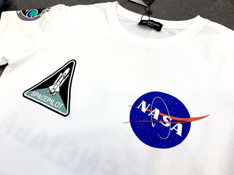 送料込バレンシアガ  × NASA 偽物 スペース ロゴ Tシャツ ホワイト bah41099