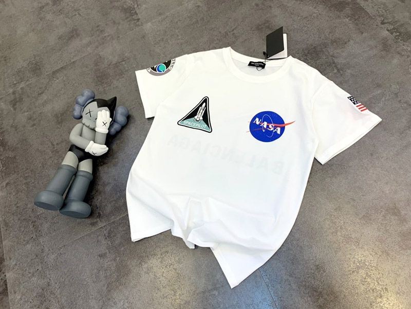 送料込バレンシアガ  × NASA 偽物 スペース ロゴ Tシャツ ホワイト bah41099