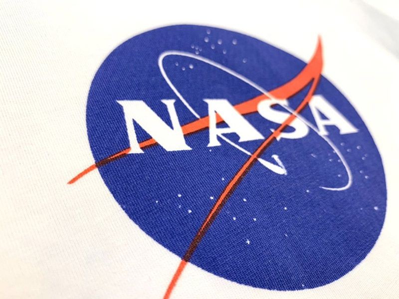 送料込バレンシアガ  × NASA 偽物 スペース ロゴ Tシャツ ホワイト bah41099