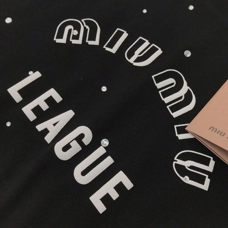 定番ミュウミュウ スーパーコピー Leagueロゴ入りのアイコニックなTシャツ myl95744