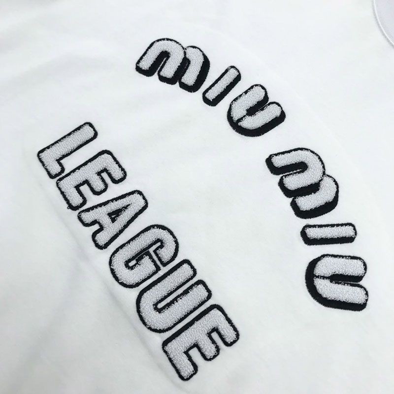 超話題!ミュウミュウ 偽物 Leagueロゴ入りのアイコニックなTシャツ myu24874