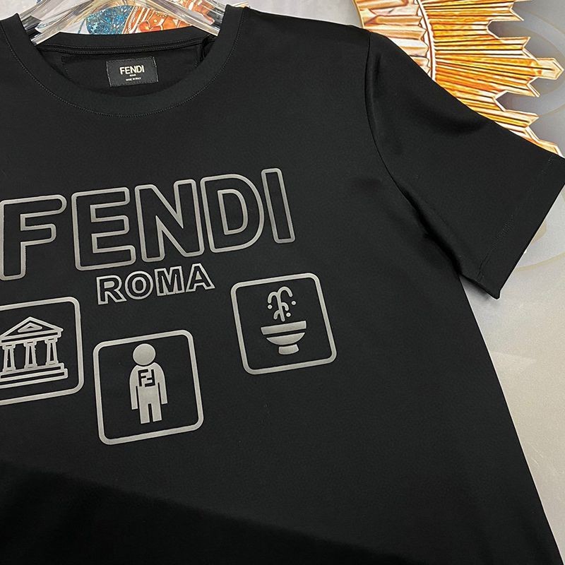 【日本未発売】フェンディ ROMA ロゴ クルーネック 偽物Tシャツ fej27890