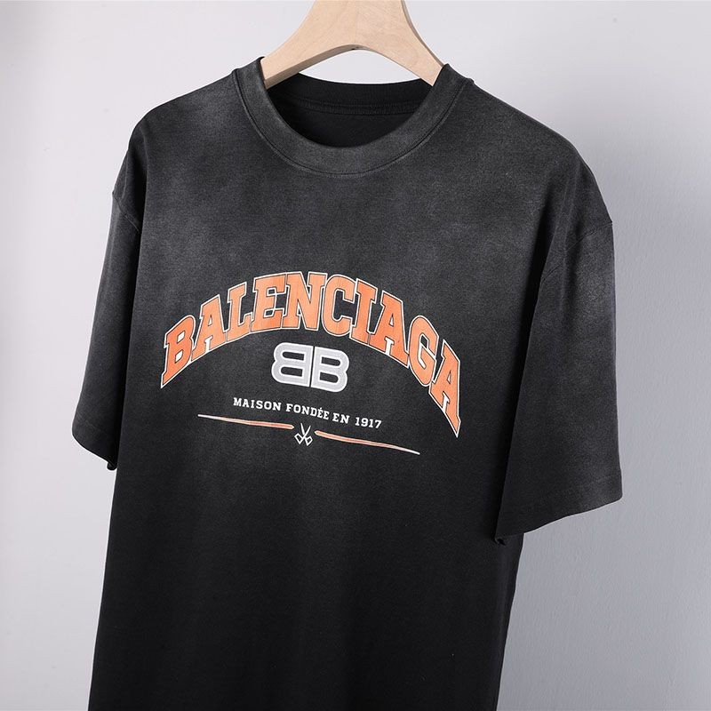 争奪戦 バレンシアガ ロゴダメージブラックコットン 偽物 クルーネックTシャツ baq77545