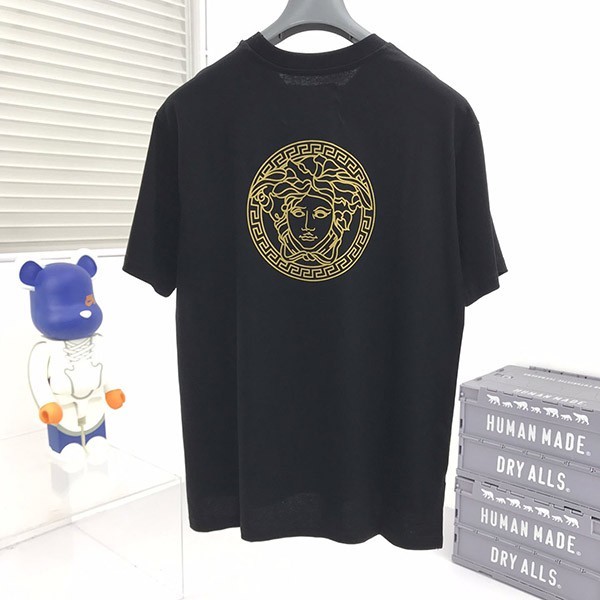 【フェンディ×ヴェルサーチ コピー】☆新作大人気コラボ☆ロゴTシャツ 黑 半袖 fee52485