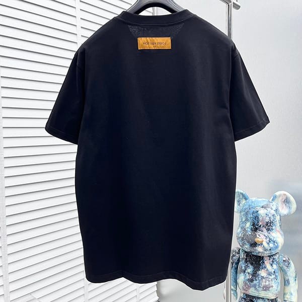 最新でオシャレルイヴィトン グラフィック クルーネック Tシャツ コピー 2色 vuf62640