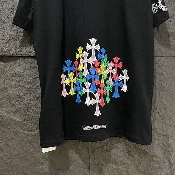 完売必至 クロムハーツ スクロール マルチカラー カラフル クロス Tシャツ 偽物 Kuv70305