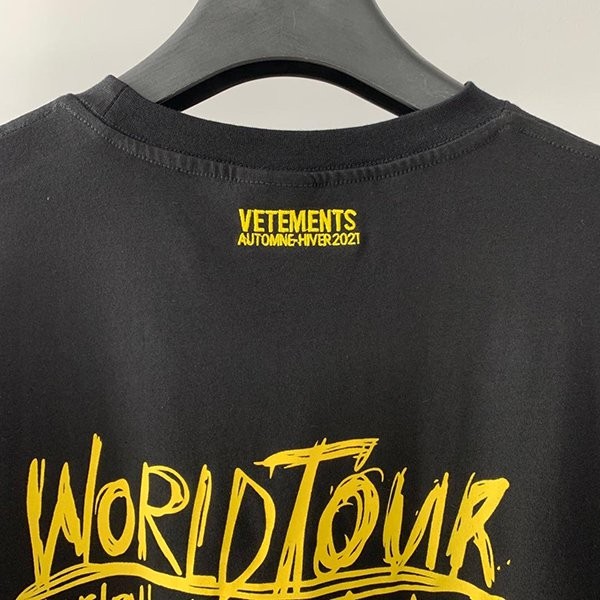 大人気！注目度抜群！ヴェトモン 偽物WORLD TOUR ロゴ Tシャツ vuh99924