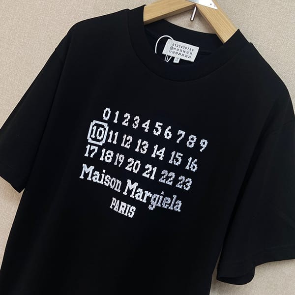 一目惚れ♪MM6 メゾン マルジェラ 偽物 ロゴ オーバーサイズ半袖Tシャツ Maj91607