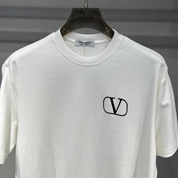 ヴァレンティノ 偽物 Vロゴ シグネチャーパッチ Tシャツ Vun40699