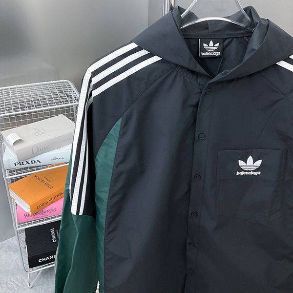 バレンシアガ アディダス コピーコラボ★TRACKSUIT ジャケットお洒落に♪ bau18225