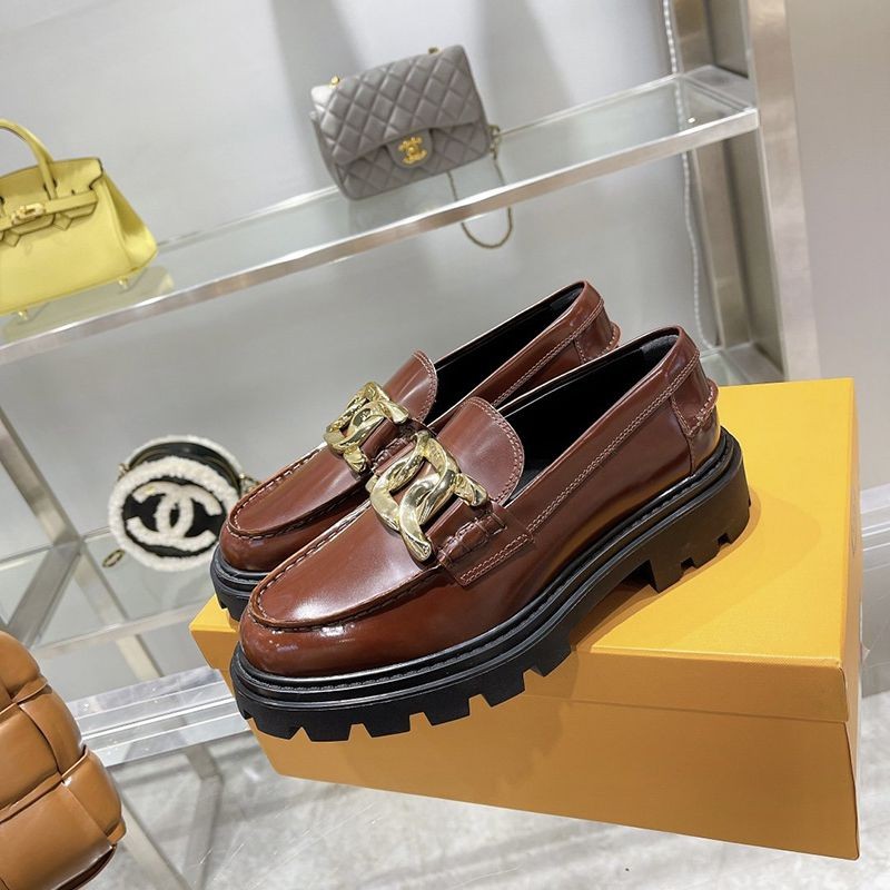 大人気！TODS 偽物 レディース ローファー レザー ロゴ入りメタル toh92885