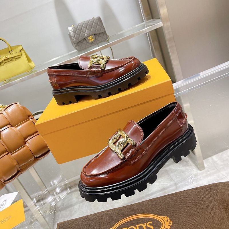 大人気！TODS 偽物 レディース ローファー レザー ロゴ入りメタル toh92885