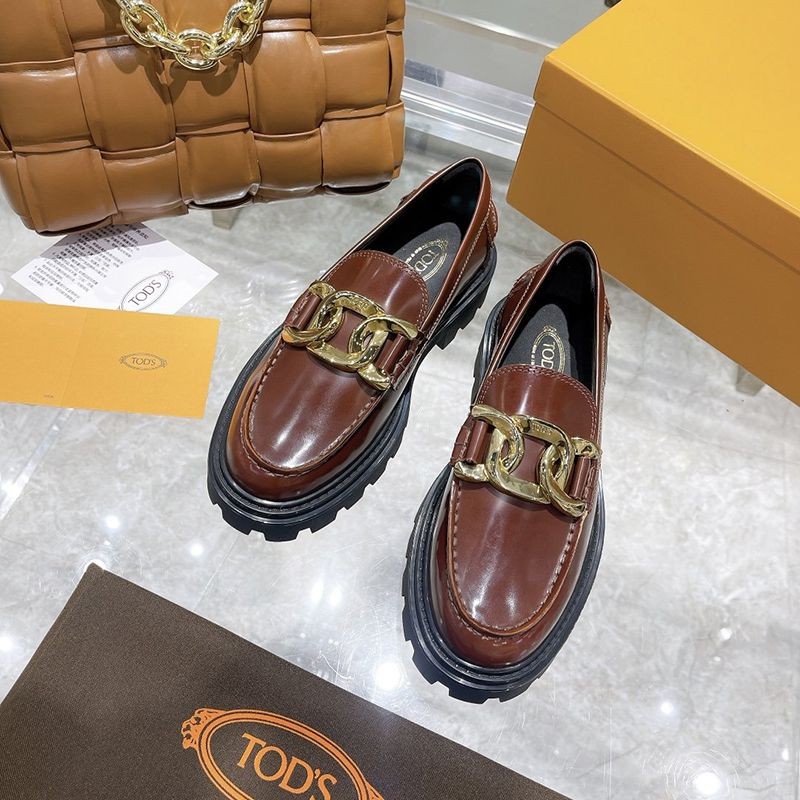 大人気！TODS 偽物 レディース ローファー レザー ロゴ入りメタル toh92885