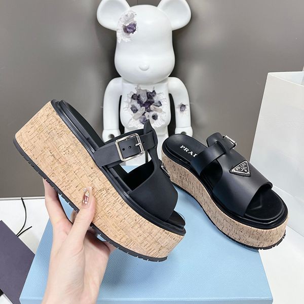 大注目プラダ 偽物 Rubber wedge platform sandals ウェッジサンダル puv41665